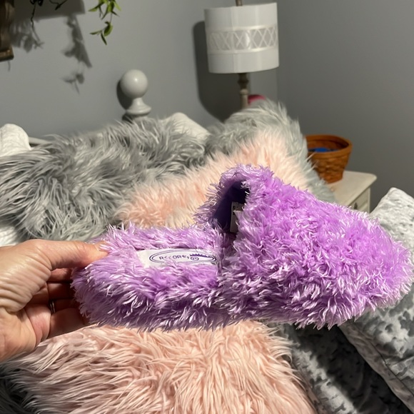 Resorts Purple Fluffy Slippers Womens 5/6 House Shoes Comfy Slip On - Picture 7 of 16